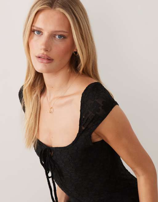 ASOS DESIGN – A-Linien-Minikleid in Schwarz mit Flügelärmeln und beflocktem Gänseblümchenmuster, 3 von 4