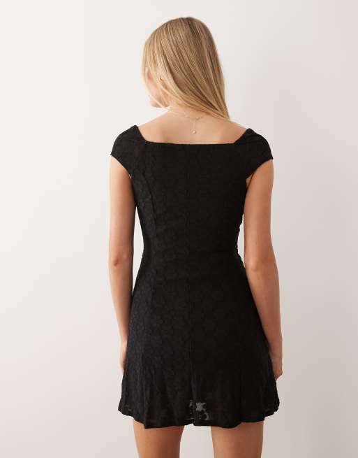 ASOS DESIGN – A-Linien-Minikleid in Schwarz mit Flügelärmeln und beflocktem Gänseblümchenmuster, 4 von 4