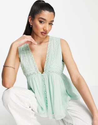 ASOS DESIGN - Aangerimpeld hemdje met knopen en kanten inzetstukken in saliegroen
