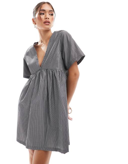 ASOS DESIGN - Aangerimpelde gestreepte jurk van popeline met V-hals in blauw