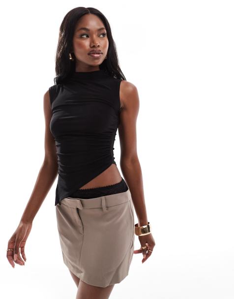 ASOS DESIGN - Aangerimpelde hoogsluitende top met asymmetrische zoom in zwart - view 1