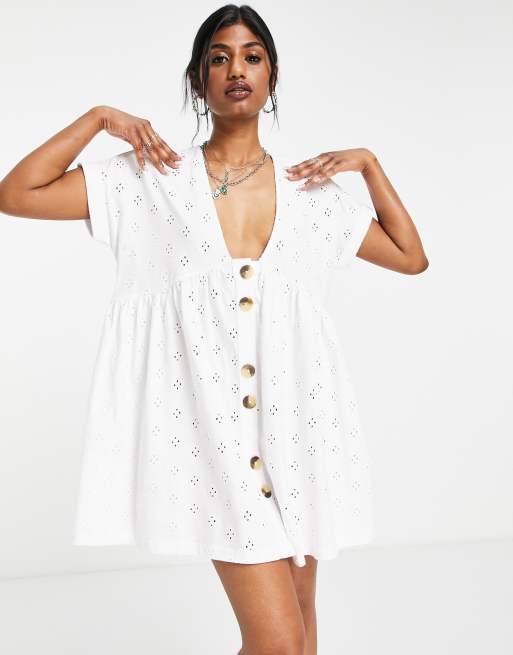 ASOS DESIGN - Aangerimpelde jurk van broderie met V-hals en grote knopen in wit