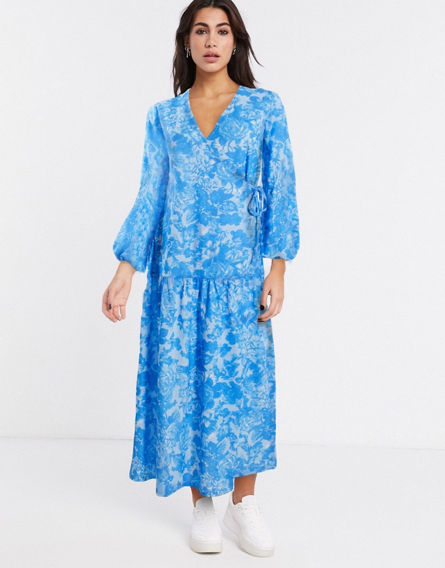 ASOS DESIGN - Aangerimpelde lange jurk met overslag in blauw met bloemenprint