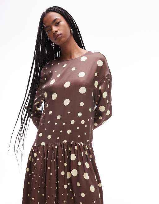ASOS DESIGN - Aangerimpelde maxi jurk met verlaagde taille en stippen in chocoladebruin/donkerbruin, 2 van 4