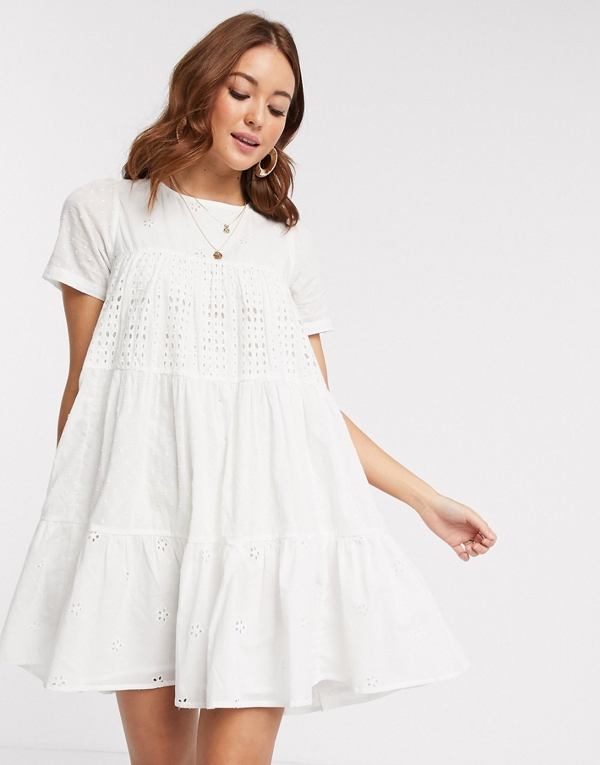 ASOS DESIGN - Aangerimpelde mini-jurk met A-lijn en broderie in wit