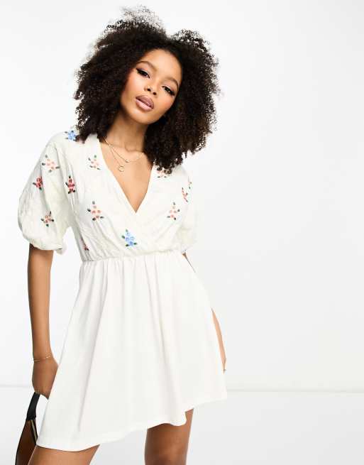 ASOS DESIGN - Aangerimpelde mini jurk met gekruiste kanten bandjes en geborduurde details in crème 