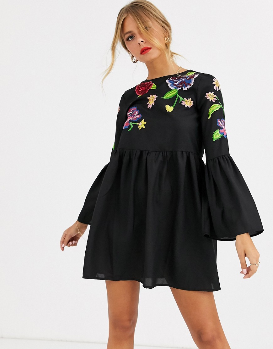 ASOS DESIGN - Aangerimpelde mini-jurk met uitlopende mouwen en borduursels-Zwart