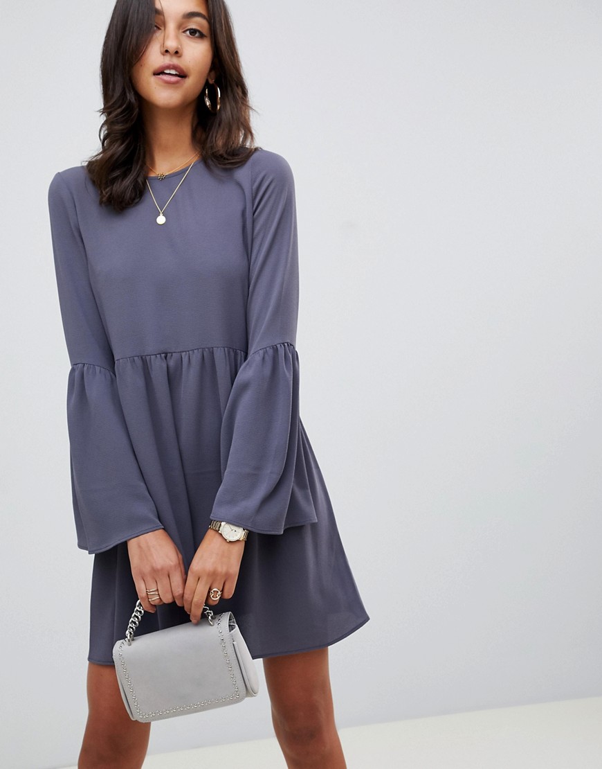 ASOS DESIGN - Aangerimpelde mini-jurk met wijduitlopende mouwen-Grijs