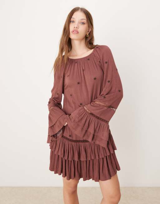ASOS DESIGN - Aangerimpelde mini-jurk van gekreukte stof met ruches, gelaagde mouwen en geborduurde sterren in bordeauxrood