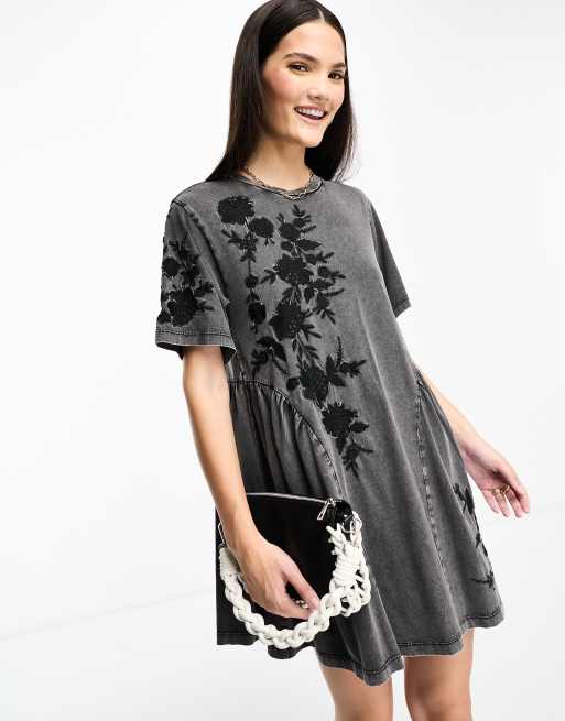 ASOS DESIGN - Aangerimpelde mini T-shirtjurk met geborduurd detail in grijs met wassing