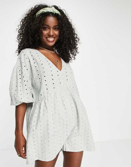 ASOS DESIGN - Aangerimpelde playsuit met broderie in saliegroen