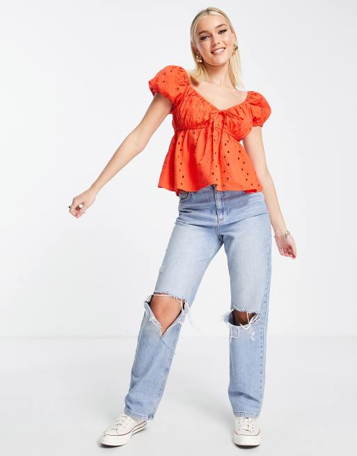 ASOS DESIGN - Aangerimpelde top met pofmouwen, broderie en trekkoorddetail bij de hals in feloranje  