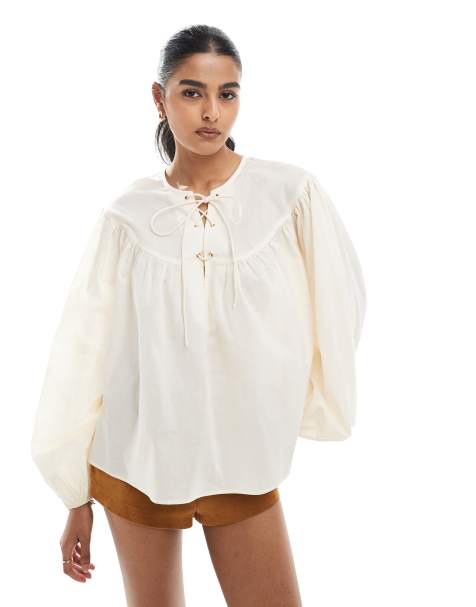 ASOS DESIGN - Aangerimpelde top met vetersdetail aan de hals in stone - view 1