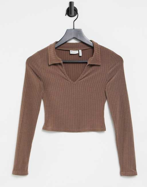 ASOS DESIGN - Aansluitende geribbelde polo met lange mouwen in bruin