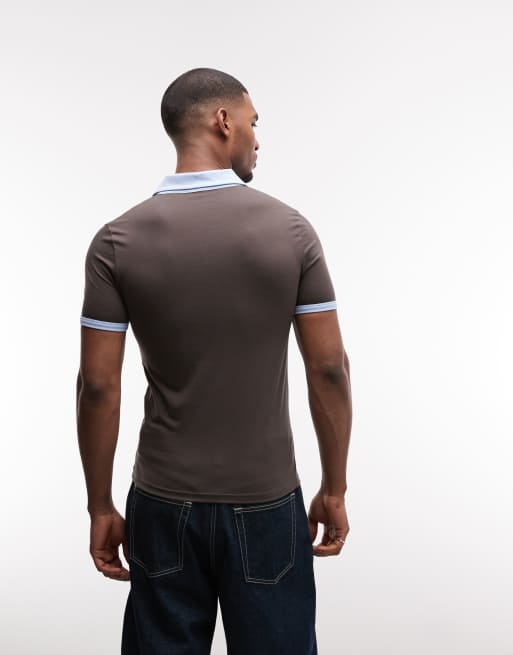 ASOS DESIGN - Aansluitende polo met gekleurde randjes en voetbalprints in bruin, 5 van 5