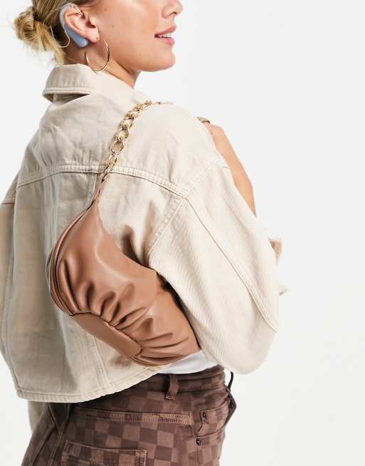 ASOS DESIGN – Abgerundete 70er Jahre Schultertasche in Hellbraun mit Tragekette 