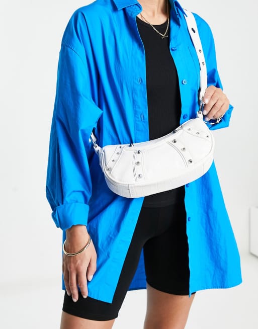 ASOS DESIGN – Abgerundete Umhängetasche in Kroko-Weiß mit Nietenbesatz