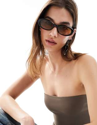 ASOS DESIGN - Abgeschrägte, ovale Sonnenbrille in Schwarz mit braunen Gläsern