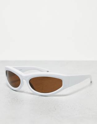 ASOS DESIGN - Abgeschrägte Visor-Sonnenbrille in Weiß mit Wrap-Around-Design