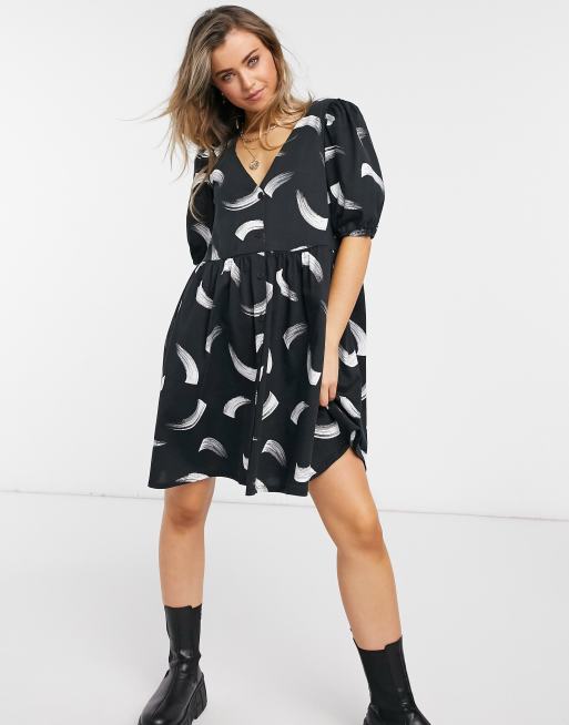ASOS DESIGN - Abito grembiule corto nero con pennellate bianche con scollo a V e maniche corte 
