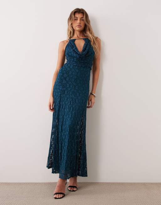 ASOS DESIGN abito lungo in pizzo con scollo a cascata profondo, inserti a contrasto e godet a contrasto blu, 2 di 4
