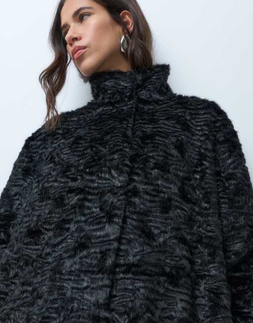 ASOS DESIGN abrigo largo de piel sintética estilo astracán en negro, 2 de 4