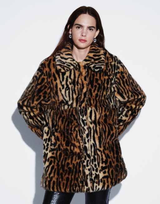 ASOS DESIGN abrigo midi estilo car coat con cuello de piel sintética de estampado animal, 4 de 4