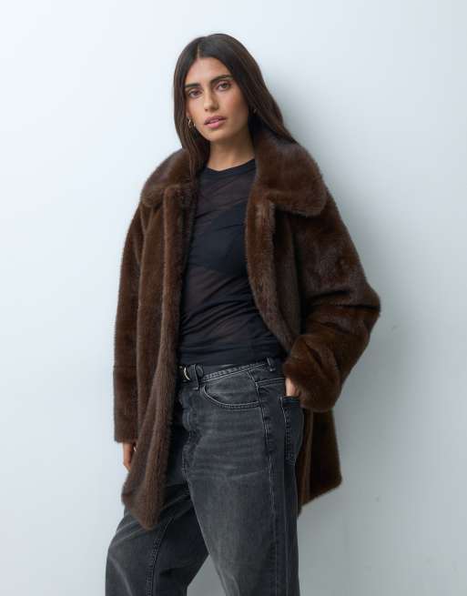 ASOS DESIGN abrigo midi tipo car coat con cuello de piel sintética en marrón, 1 de 4