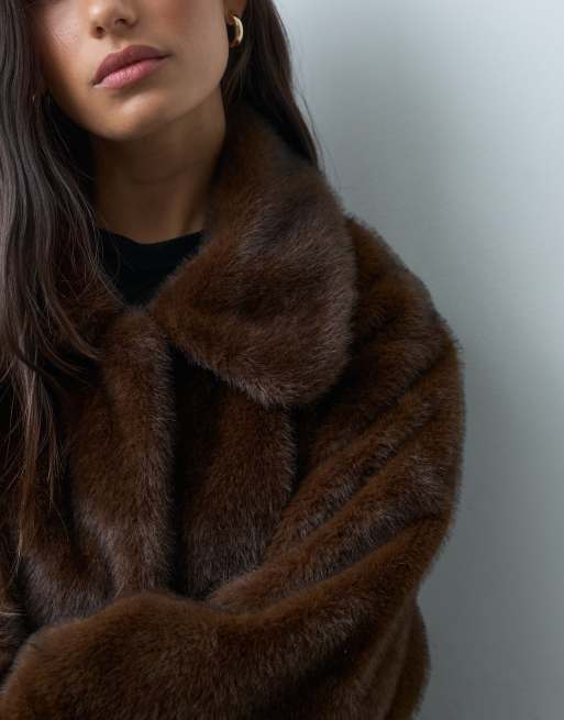 ASOS DESIGN abrigo midi tipo car coat con cuello de piel sintética en marrón, 2 de 4