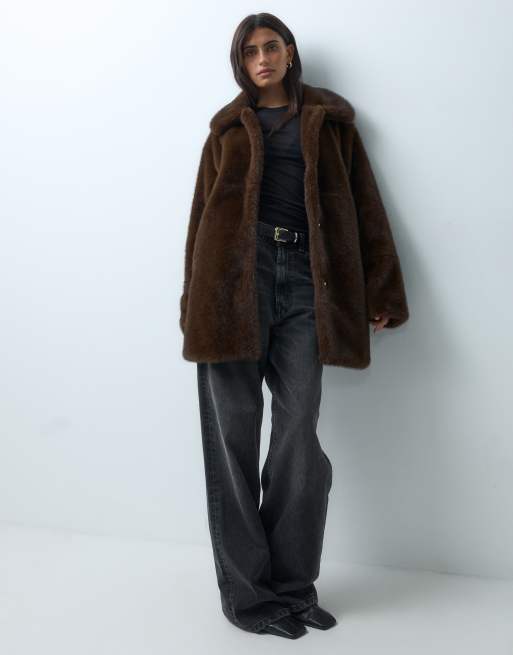 ASOS DESIGN abrigo midi tipo car coat con cuello de piel sintética en marrón, 3 de 4