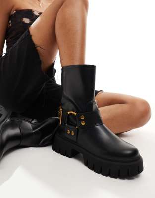 ASOS DESIGN - Ace - Schwarze Ankle-Boots im Motorradstil mit Gurtdetail