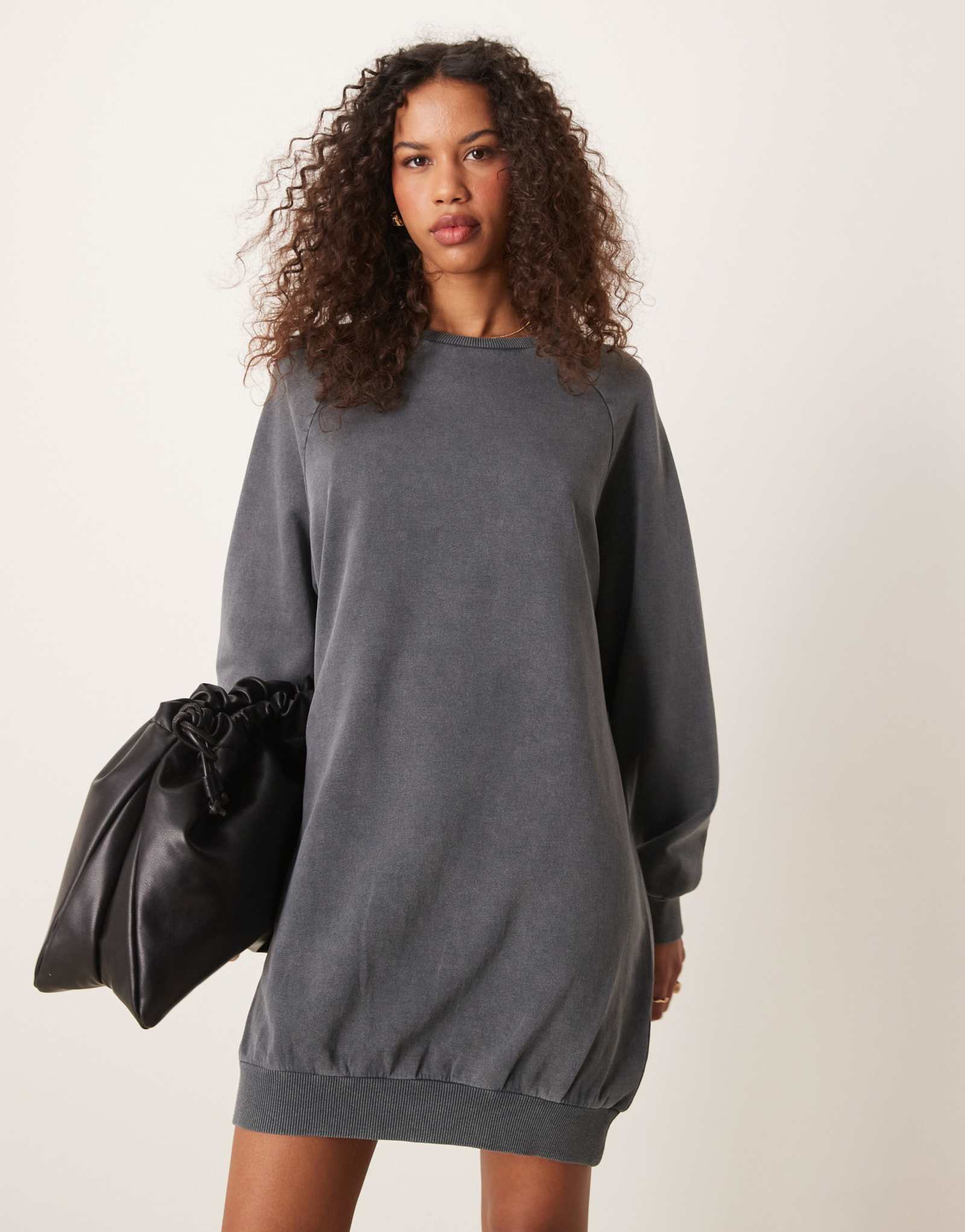 Мини-платье-толстовка реглан с кислотной стиркой ASOS DESIGN, черного цвета