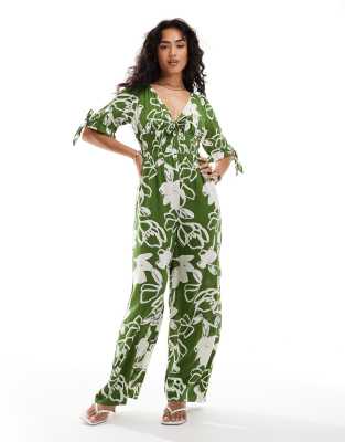 ASOS DESIGN - Action-Jumpsuit in Grün mit gesmokter Taille und Blumenmuster-Bunt