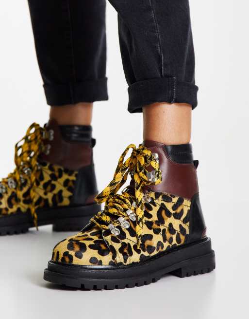 ASOS DESIGN - Adrift - Scarponcini da trekking stringati color cuoio con stampa leopardata, 3 di 4