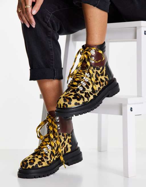 ASOS DESIGN – Adrift – Wanderstiefel zum Schnüren in Hellbraun- und Leoparden-Mix mit dicker Sohle, 4 von 4