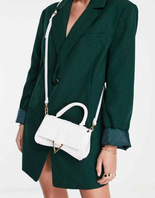 ASOS DESIGN - Afgeronde crossbody tas met metalen driehoek, afneembare band en krokodillenmotief in wit 