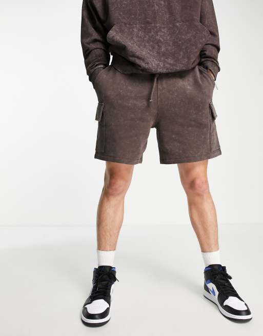 ASOS DESIGN - Afslappede shorts med cargolommer i brun syrevask