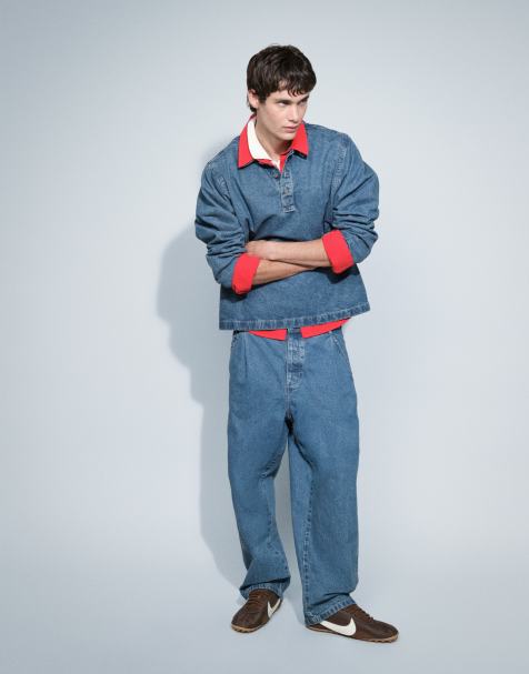 ASOS DESIGN - Afslappede tapered jeans i blå mellemvask med plisseringer og spænde - view 1