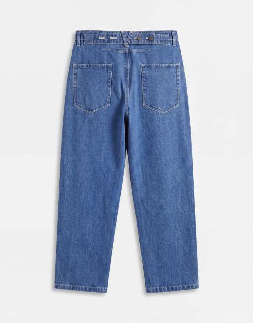 ASOS DESIGN - Afslappede tapered jeans i blå mellemvask med plisseringer og spænde, 7 af 9