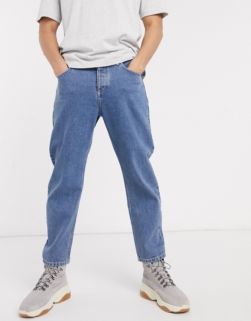 ASOS DESIGN - afslappede tapered jeans i mid wash blue-Blå
