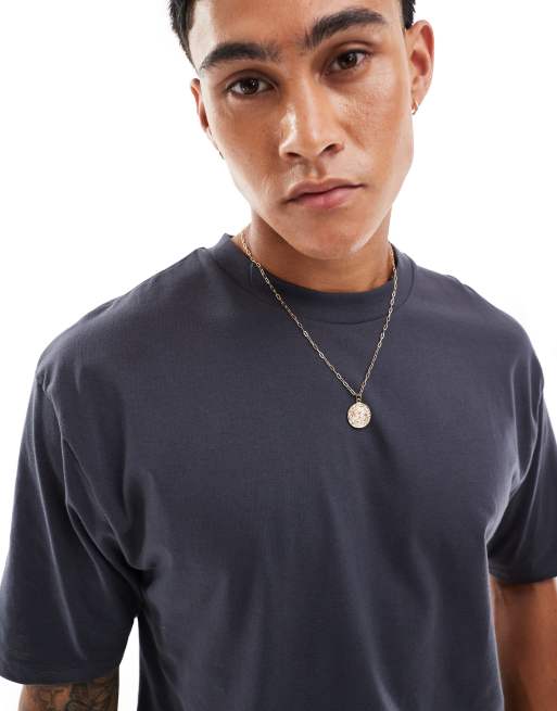 ASOS DESIGN - Afslappet koksgrå T-shirt med abstrakt byprint på ryggen, 2 af 4
