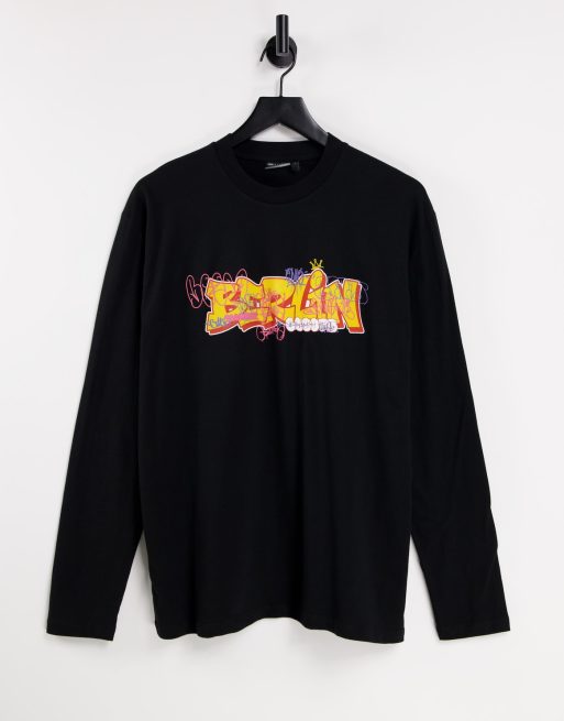 ASOS DESIGN - Afslappet langærmet T-shirt i sort bomuld med Berlin-graffitiprint
