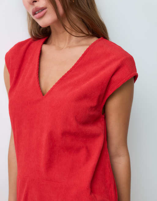 ASOS DESIGN afslappet minikjole med v-hals og sænket talje i fløjl i kirsebærrød, 3 af 4