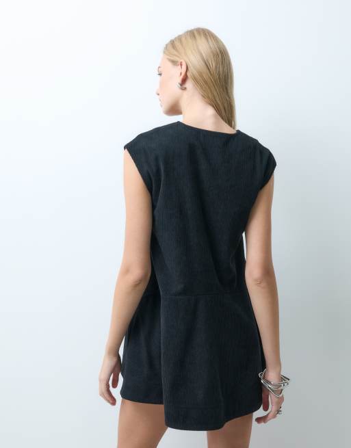 ASOS DESIGN afslappet minikjole med v-hals og sænket talje i fløjl i sort, 3 af 4