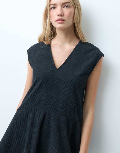 ASOS DESIGN afslappet minikjole med v-hals og sænket talje i fløjl i sort, 4 af 4