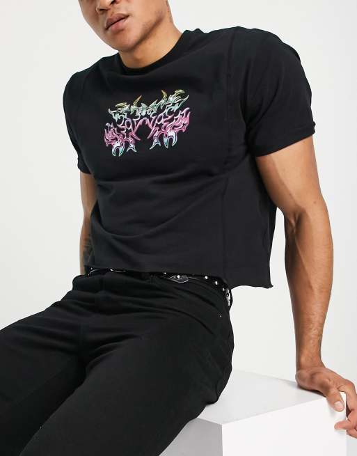 ASOS DESIGN - Afslappet og cropped Sammensat T-shirt i sort med tatoveringsprint