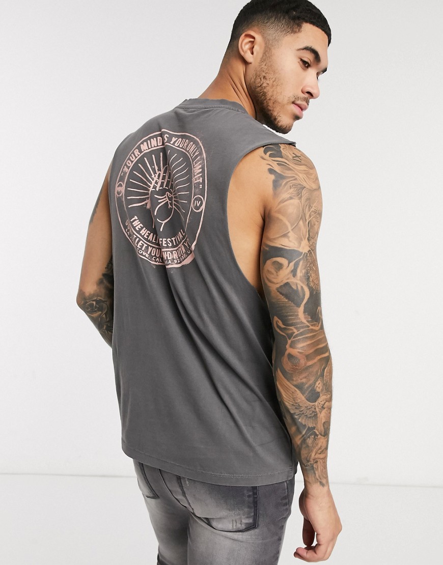 ASOS DESIGN - Afslappet ærmeløs t-shirt i økologisk bomuld og syrevask med print på ryggen-Grå