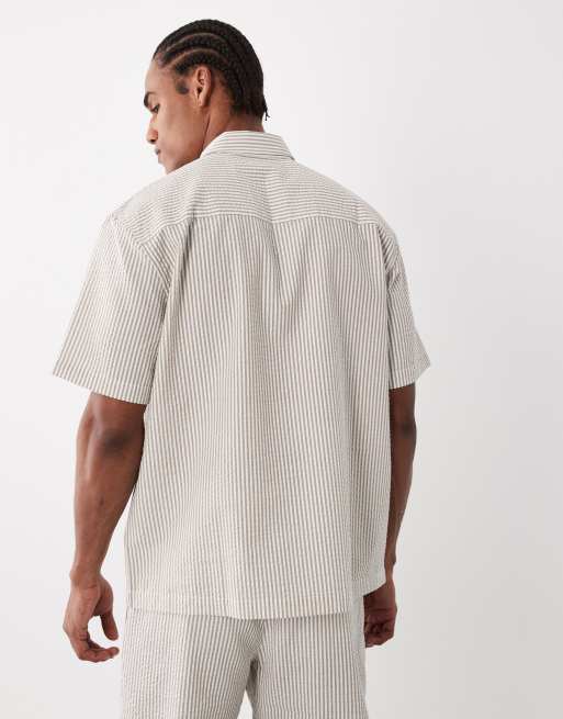 ASOS DESIGN - Afslappet skjorte i bæk-og-bølge-stof med brune striber - Del af sæt, 5 af 5
