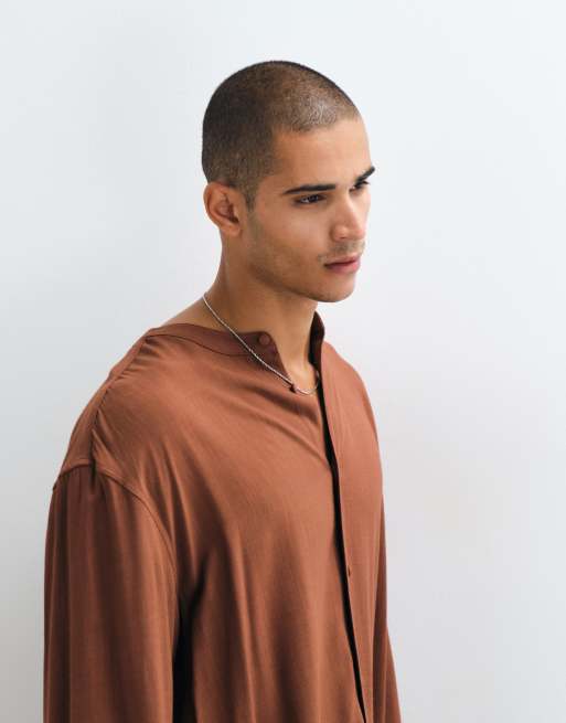 ASOS DESIGN afslappet skjorte med henley-krave i brun, 3 af 5
