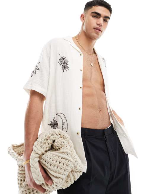 ASOS DESIGN - Afslappet skjorte med reverskrave og broderi i tatoveringsstil